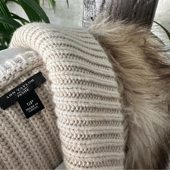 ANN TAYLOR Wool Cashmere Blend Sweater Knit Faux Blonde Fur Vest Size S Petite - Picture 3 of 5